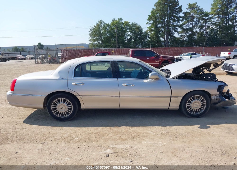 2009 LINCOLN TOWN CAR SIGNATURE LIMITED VIN: 2LNHM82V19X636676