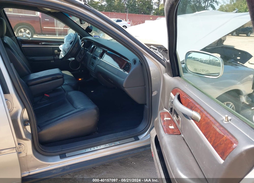 2009 LINCOLN TOWN CAR SIGNATURE LIMITED VIN: 2LNHM82V19X636676