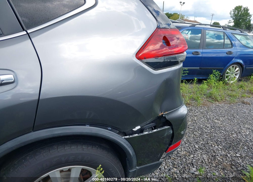 2018 NISSAN ROGUE SV VIN: KNMAT2MV1JP602511