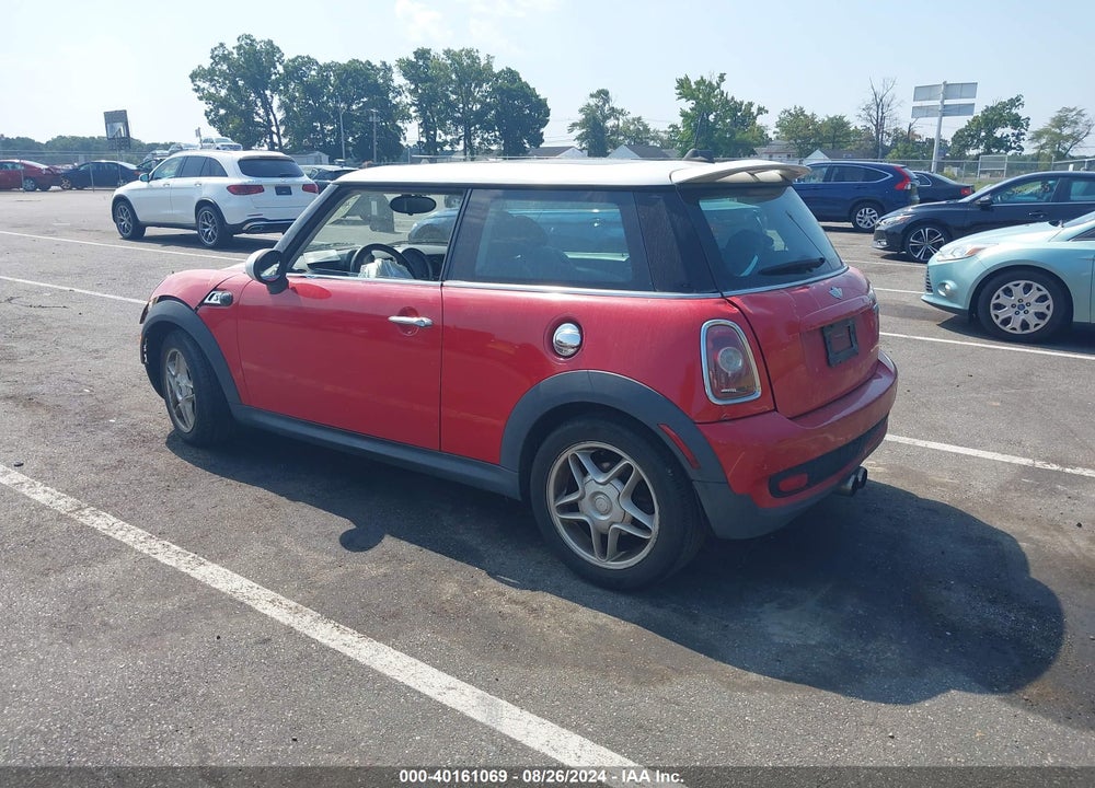 2007 MINI COOPER S VIN: WMWMF73547TT82832