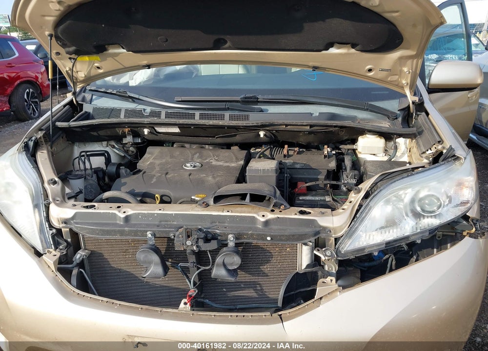 2014 TOYOTA SIENNA XLE V6 8 PASSENGER VIN: 5TDYK3DC4ES478249