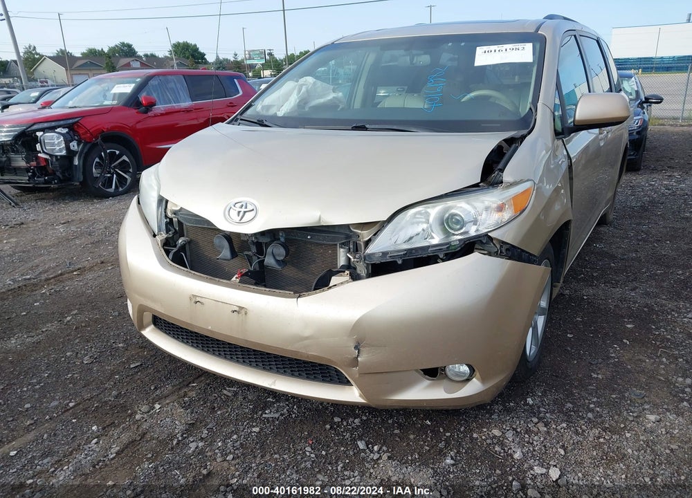2014 TOYOTA SIENNA XLE V6 8 PASSENGER VIN: 5TDYK3DC4ES478249
