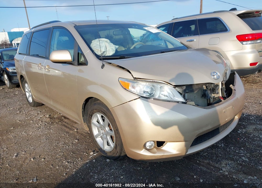2014 TOYOTA SIENNA XLE V6 8 PASSENGER VIN: 5TDYK3DC4ES478249