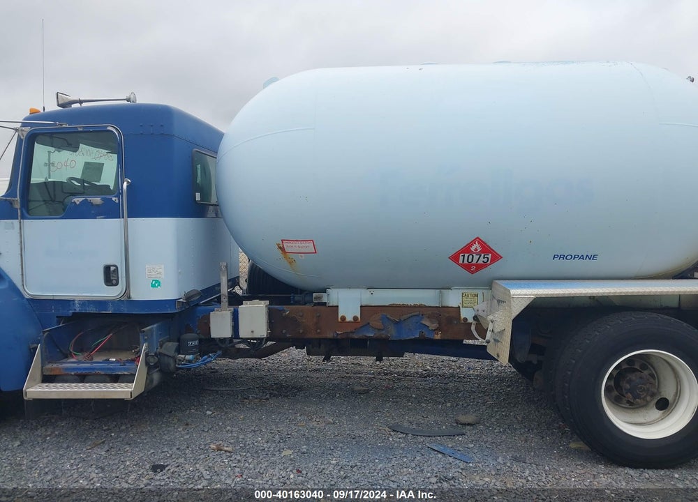 2005 KENWORTH CONSTRUCTION T300 VIN: 2NKMHD7XX5M073793