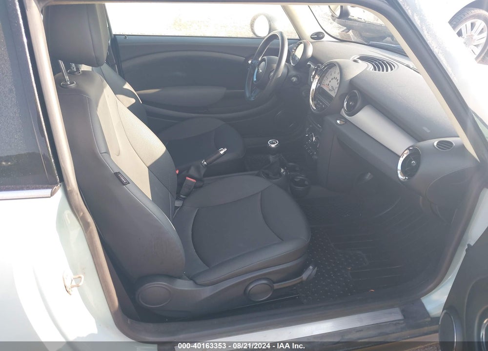 2011 MINI COOPER VIN: WMWSU3C52BT183969