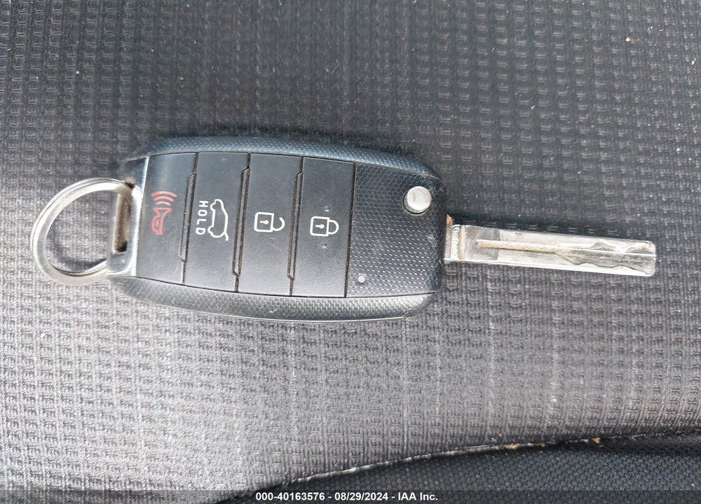 2015 KIA SORENTO LX VIN: 5XYKTCA60FG630317
