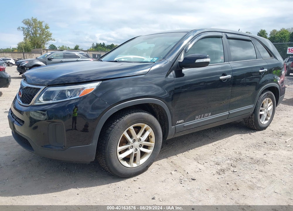 2015 KIA SORENTO LX VIN: 5XYKTCA60FG630317