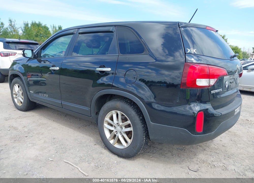 2015 KIA SORENTO LX VIN: 5XYKTCA60FG630317