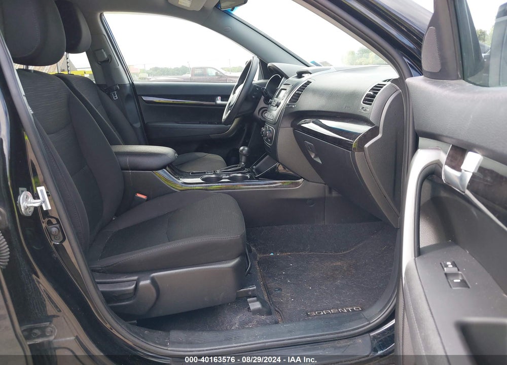 2015 KIA SORENTO LX VIN: 5XYKTCA60FG630317
