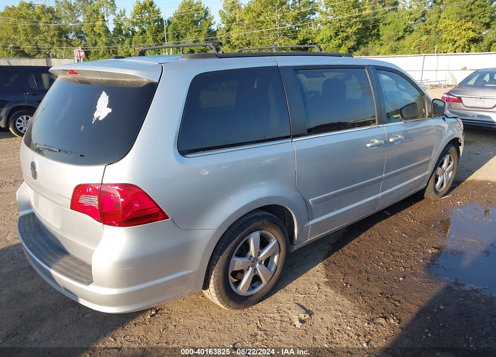 2011 VOLKSWAGEN ROUTAN VIN: 2V4RW3DG2BR642071