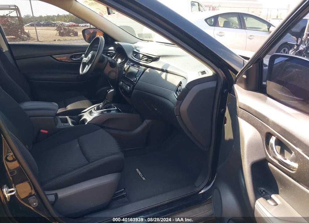 2018 NISSAN ROGUE SV VIN: KNMAT2MT5JP503642
