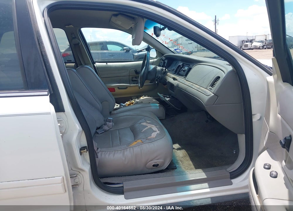 2000 FORD CROWN VICTORIA LX VIN: 2FAFP74W3YX146750