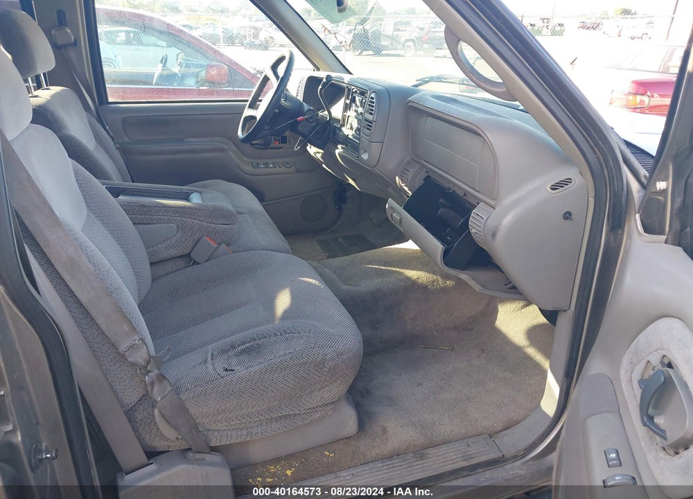 1999 CHEVROLET SUBURBAN 1500 LT VIN: 3GNFK16R5XG163420