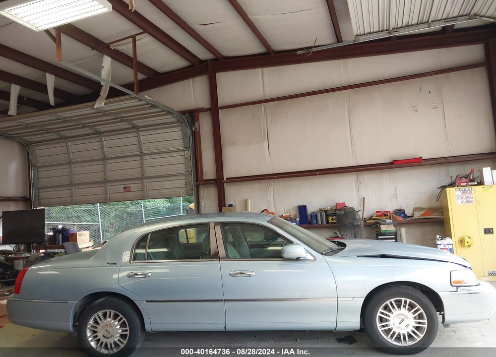 2008 LINCOLN TOWN CAR SIGNATURE LIMITED VIN: 2LNHM82V98X660920