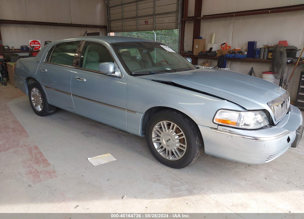2008 LINCOLN TOWN CAR SIGNATURE LIMITED VIN: 2LNHM82V98X660920