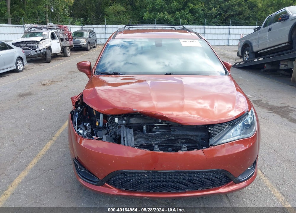 2018 CHRYSLER PACIFICA TOURING L VIN: 2C4RC1BGXJR193599