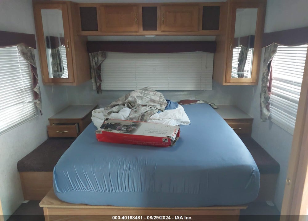 2002 FOUR WINDS CAMPER VIN: 47CT30P242G507827