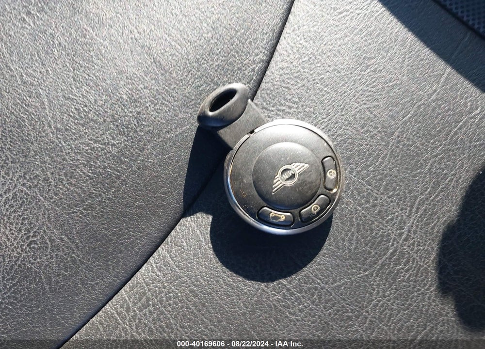 2010 MINI COOPER VIN: WMWMF3C52ATU77728