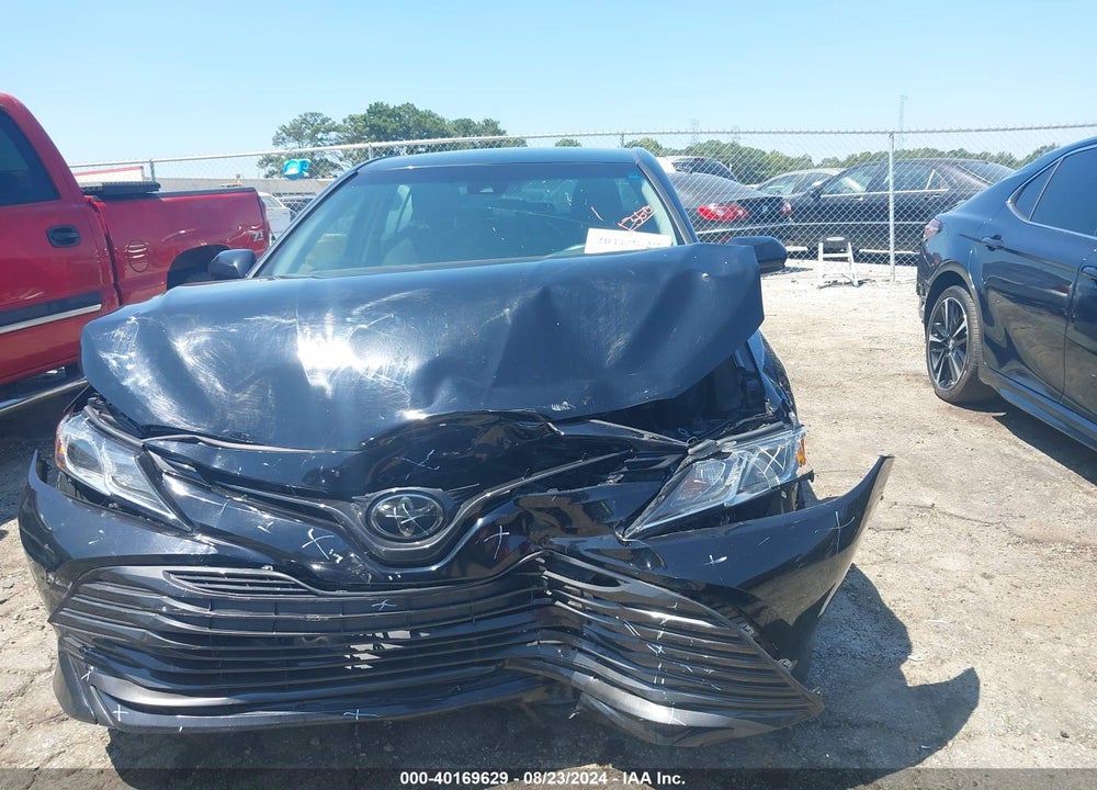 2018 TOYOTA CAMRY LE VIN: 4T1B11HK4JU588704