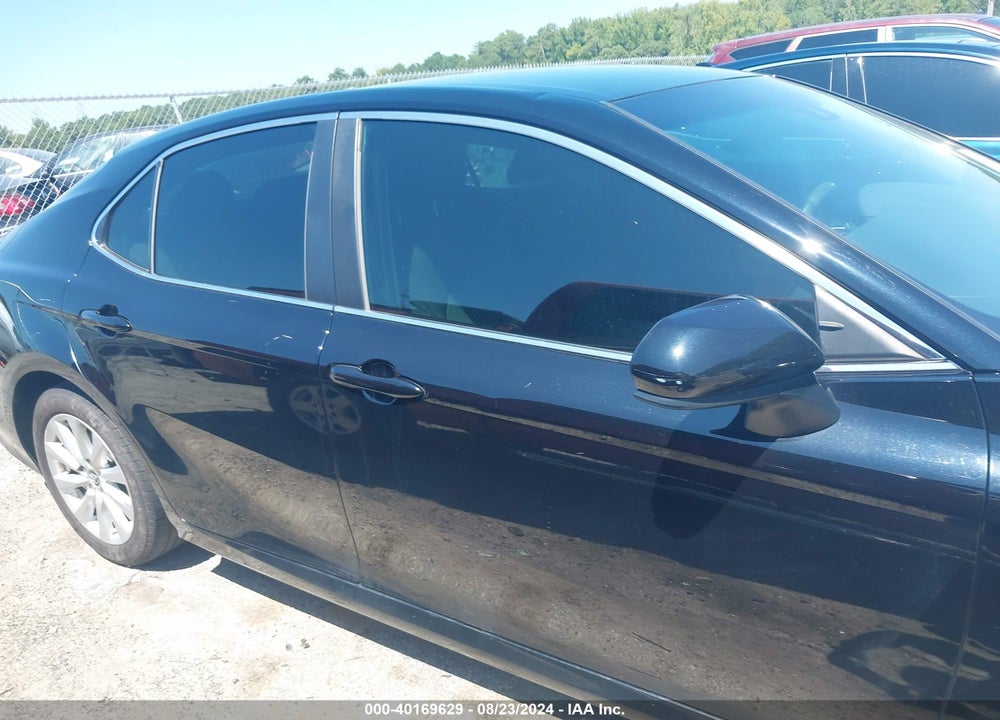 2018 TOYOTA CAMRY LE VIN: 4T1B11HK4JU588704