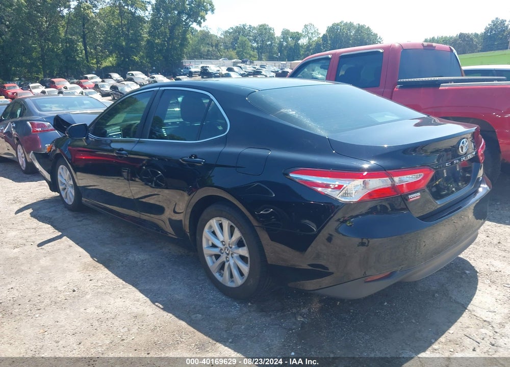 2018 TOYOTA CAMRY LE VIN: 4T1B11HK4JU588704