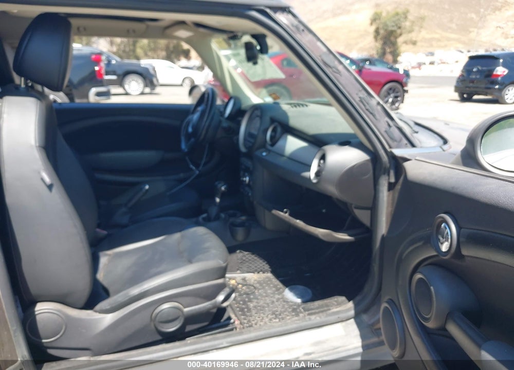 2011 MINI COOPER CLUBMAN VIN: WMWZF3C54BT187644