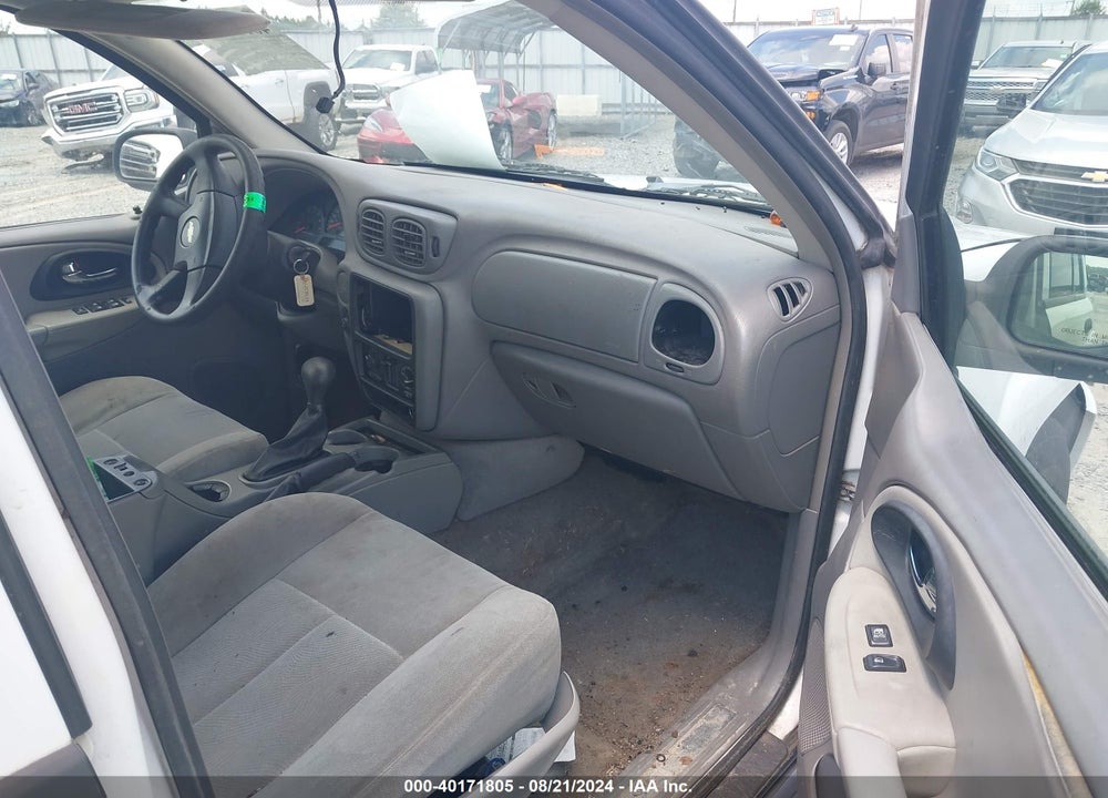 2005 CHEVROLET TRAILBLAZER LS VIN: 1GNDS13S252240135