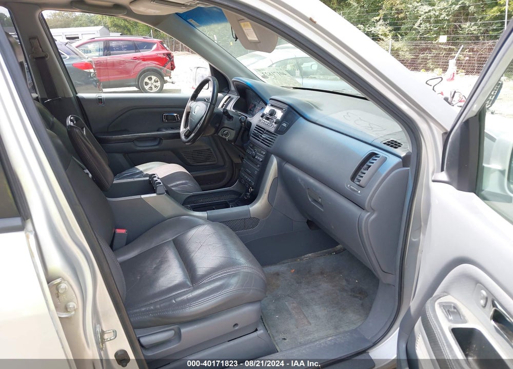 2005 HONDA PILOT EX-L VIN: 5FNYF18695B008252