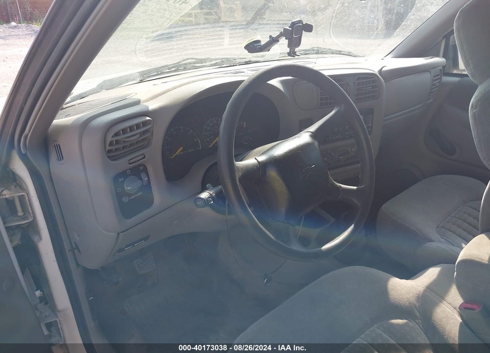 2001 CHEVROLET S-10 LS VIN: 1GCCS195718135670