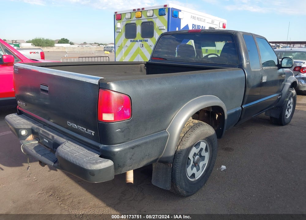 1998 CHEVROLET S-10 LS VIN: 1GCCT19W2W8139574