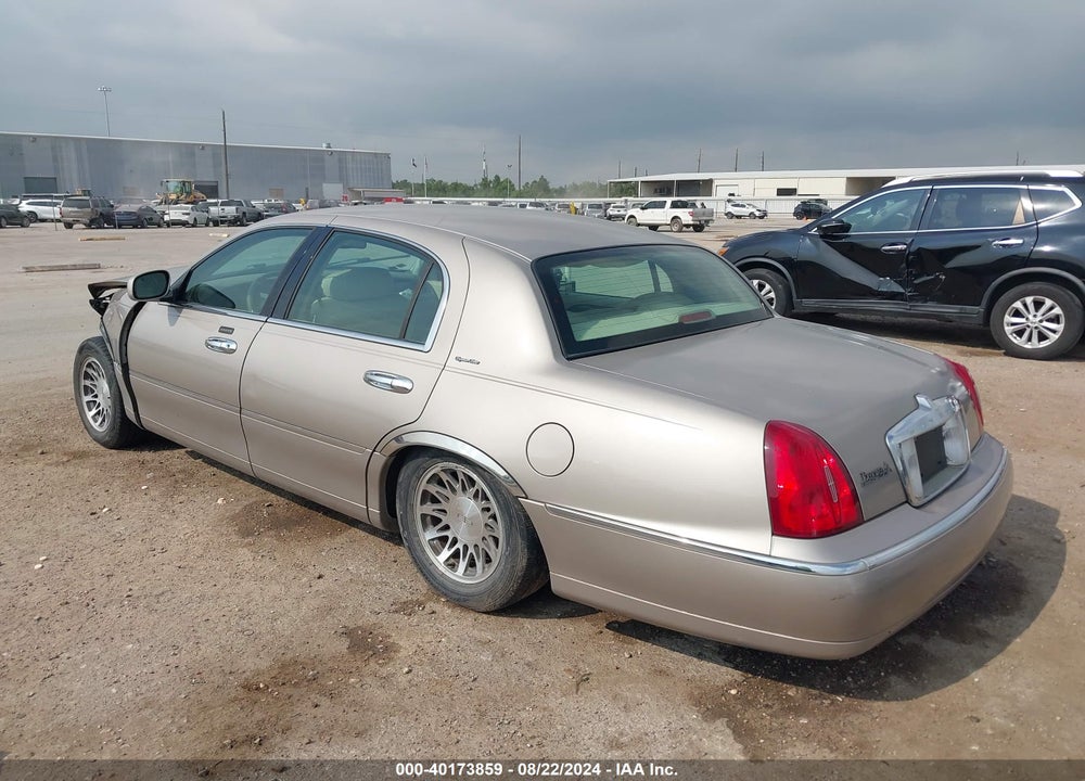 2000 LINCOLN TOWN CAR SIGNATURE VIN: 1LNHM82W7YY933359