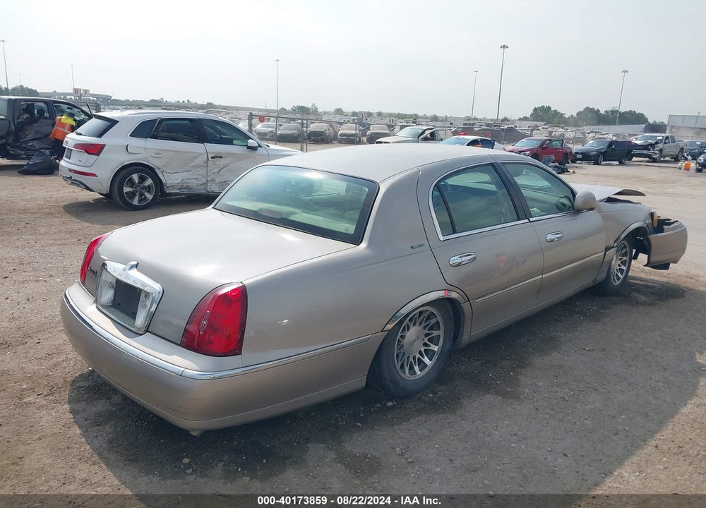 2000 LINCOLN TOWN CAR SIGNATURE VIN: 1LNHM82W7YY933359