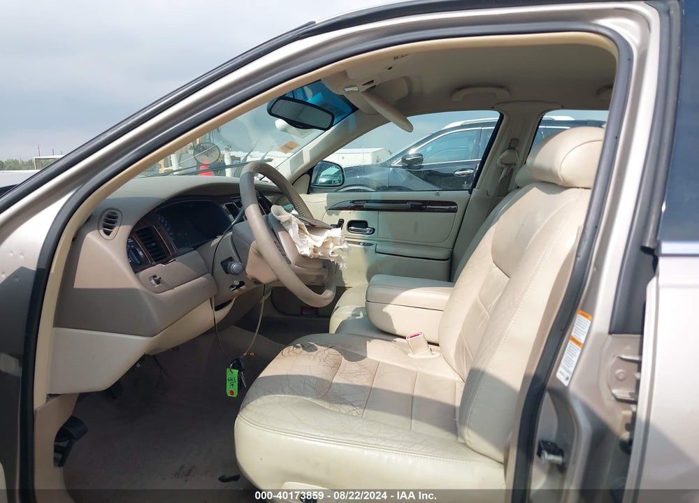 2000 LINCOLN TOWN CAR SIGNATURE VIN: 1LNHM82W7YY933359