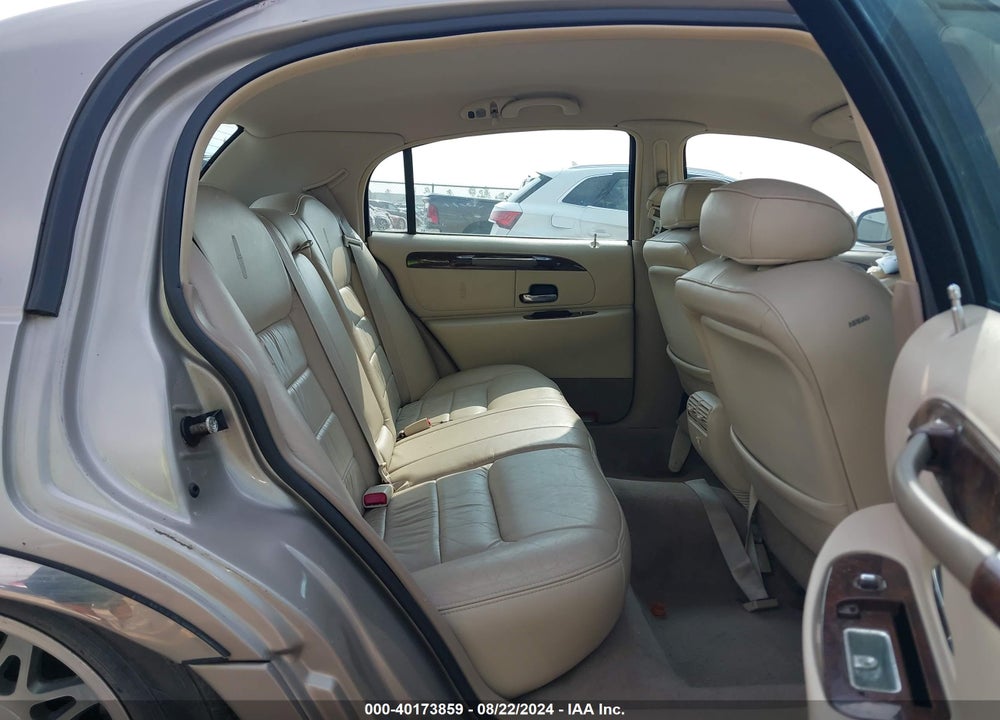 2000 LINCOLN TOWN CAR SIGNATURE VIN: 1LNHM82W7YY933359