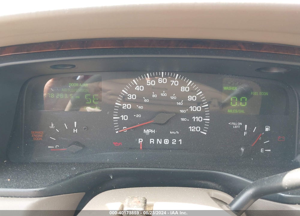 2000 LINCOLN TOWN CAR SIGNATURE VIN: 1LNHM82W7YY933359