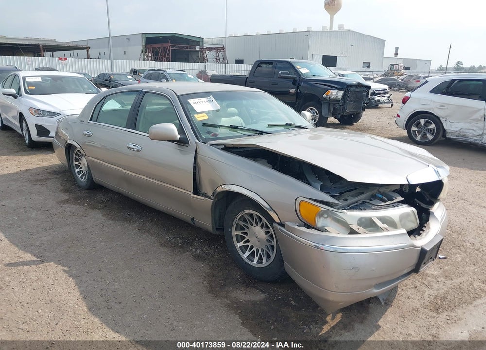 2000 LINCOLN TOWN CAR SIGNATURE VIN: 1LNHM82W7YY933359