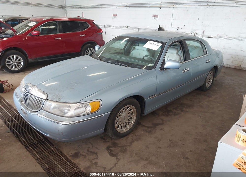 1998 LINCOLN TOWN CAR SIGNATURE VIN: 1LNFM82W3WY731056