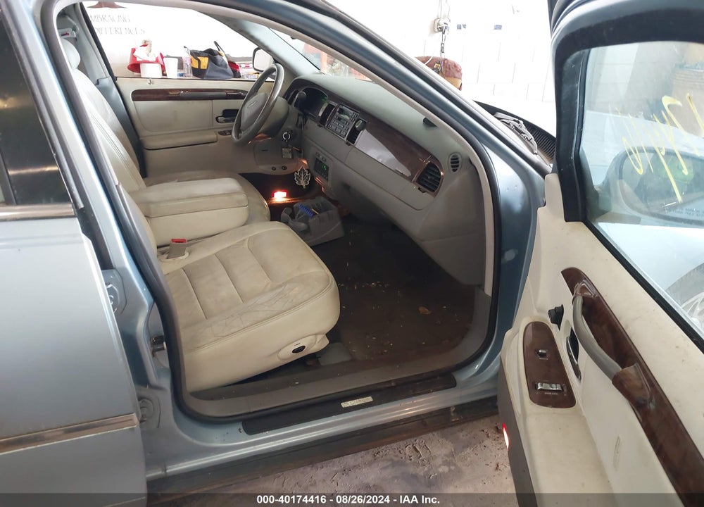 1998 LINCOLN TOWN CAR SIGNATURE VIN: 1LNFM82W3WY731056