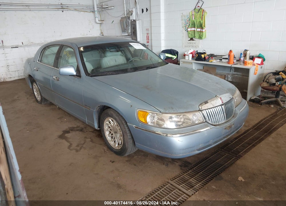 1998 LINCOLN TOWN CAR SIGNATURE VIN: 1LNFM82W3WY731056