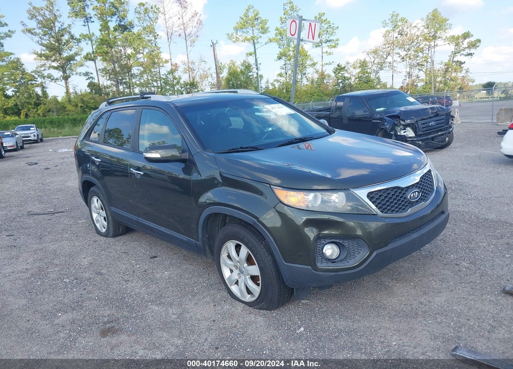 2013 KIA SORENTO LX VIN: 5XYKT3A68DG332188