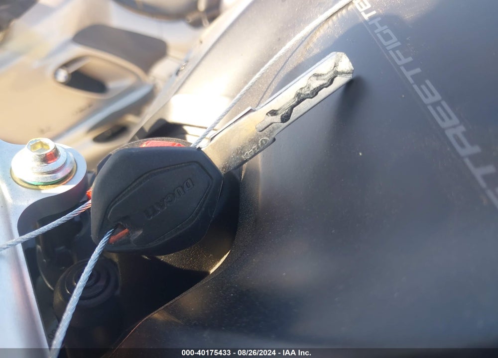 2024 DUCATI STREETFIGHTER V4/V4S VIN: ZDMFAKWW0RB009303