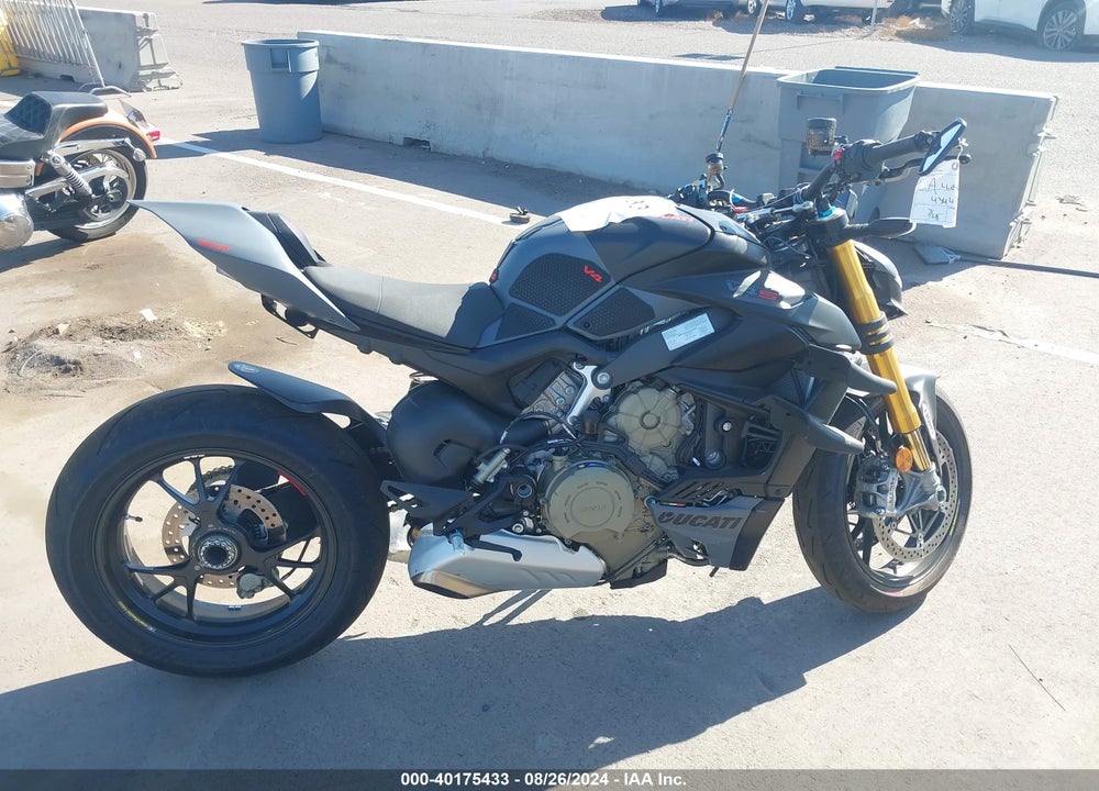 2024 DUCATI STREETFIGHTER V4/V4S VIN: ZDMFAKWW0RB009303