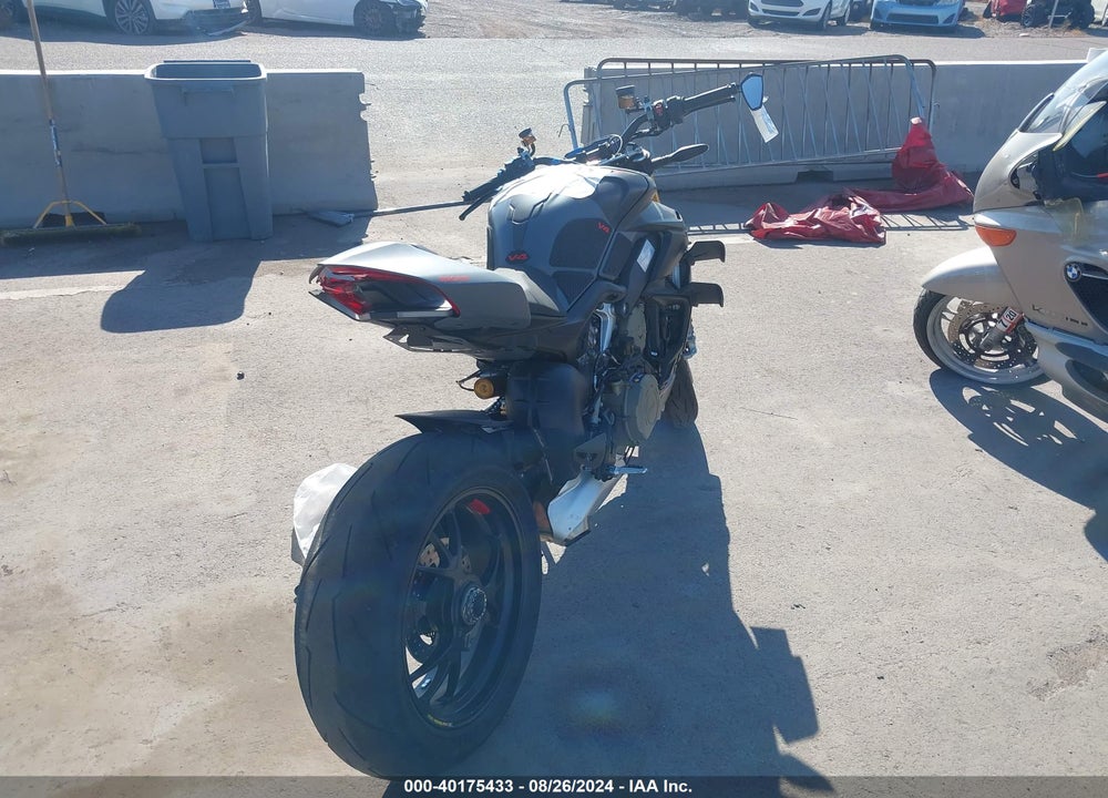 2024 DUCATI STREETFIGHTER V4/V4S VIN: ZDMFAKWW0RB009303