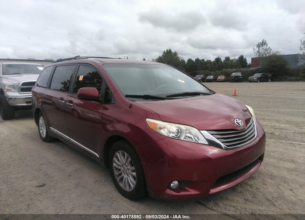 2013 TOYOTA SIENNA XLE V6 8 PASSENGER VIN: 5TDYK3DC7DS339294
