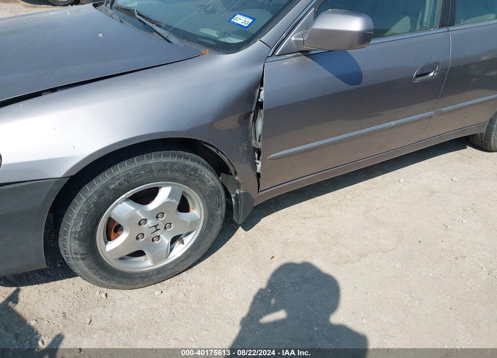 2000 HONDA ACCORD 3.0 EX VIN: 1HGCG165XYA099046