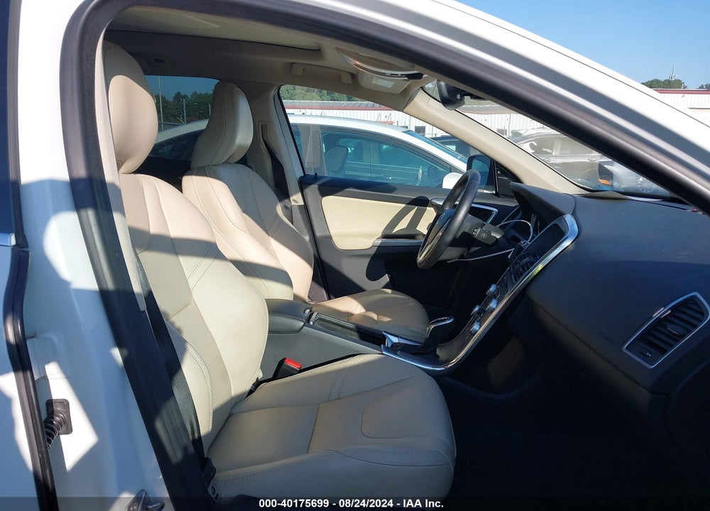2017 VOLVO XC60 T5 DYNAMIC VIN: YV440MDR1H2225445