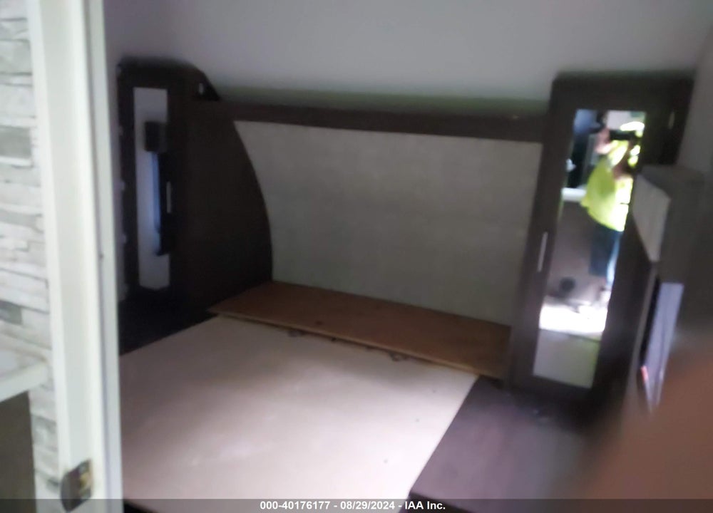 2019 FOREST RIVER WILWOOD 32' TRAVEL TRAILER VIN: 4X4TWDB21K7363560