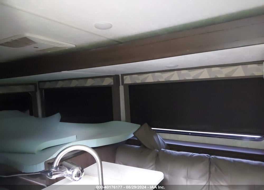 2019 FOREST RIVER WILWOOD 32' TRAVEL TRAILER VIN: 4X4TWDB21K7363560