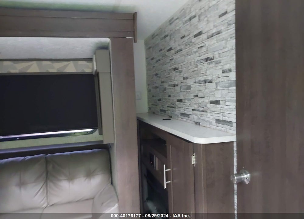 2019 FOREST RIVER WILWOOD 32' TRAVEL TRAILER VIN: 4X4TWDB21K7363560