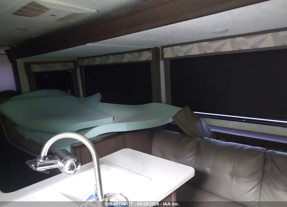 2019 FOREST RIVER WILWOOD 32' TRAVEL TRAILER VIN: 4X4TWDB21K7363560